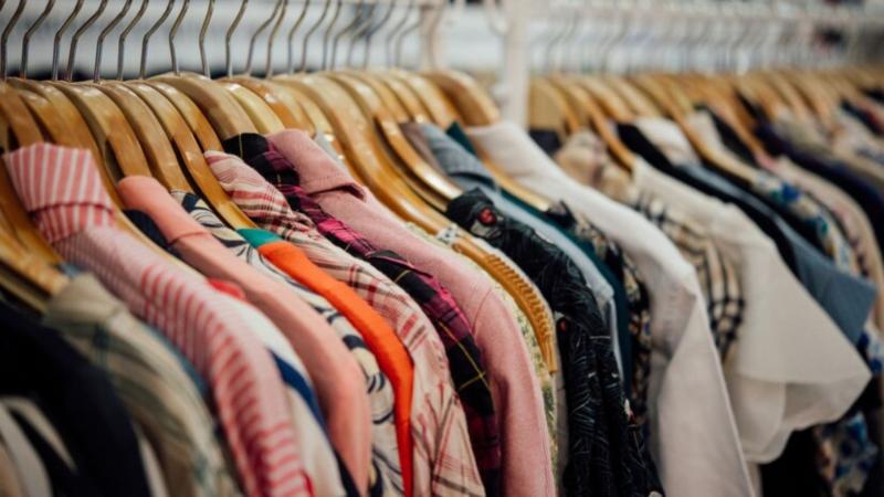 Saco Plástico Transparente para Roupas: Proteção e Praticidade